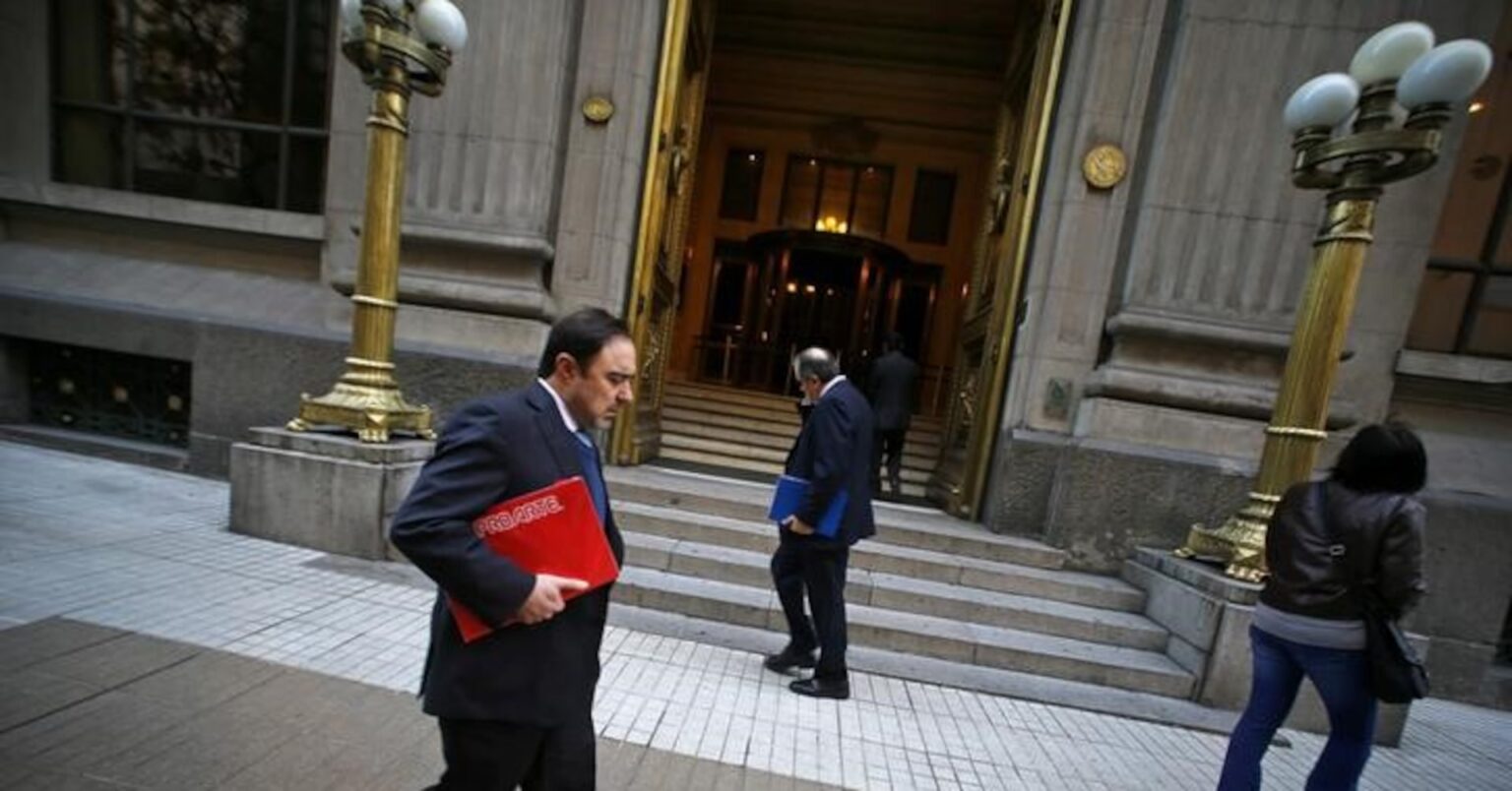 Banco Central de Chile deja estable tasa clave en 3,5 pct, como esperaba el mercado