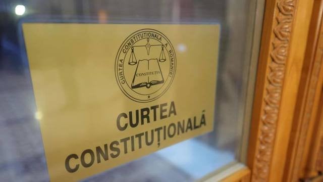 憲法裁判所で異議を唱えられたビクター・ポンタの立候補は、USLを設定し、午後5時に博士号 /会議を盗用することにより、クーデター未遂で告発されています