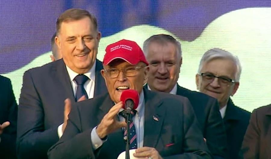 トランプは、バンジャ・ルカのニューヨーク・ルディ・ジュリアーニ前市長とドディクの碑文「スルプスカを再び偉大にする」とのサポートについての元市長