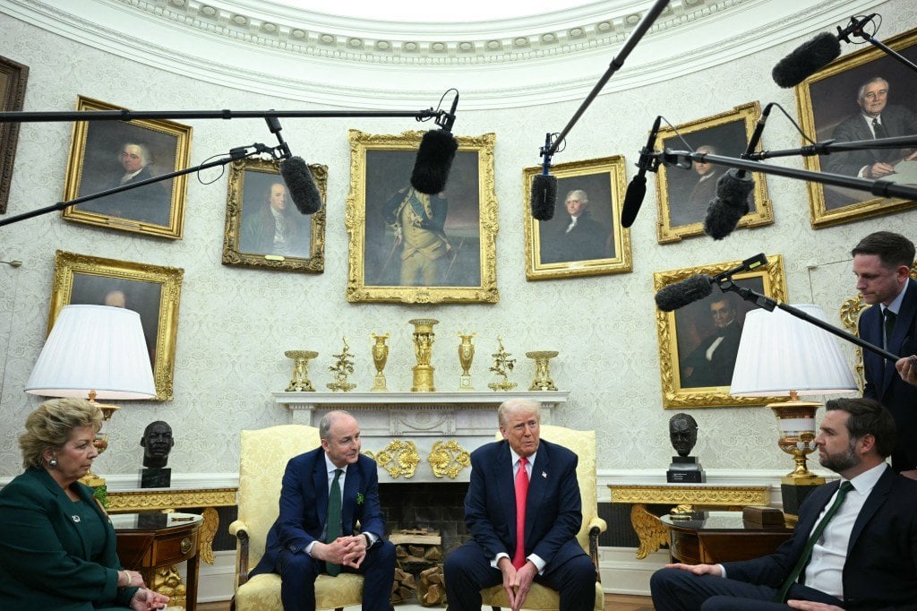 マガレポーターはアイルランドの首相にロージー・オドネルが自国に引っ越すことを許可された理由を尋ねます