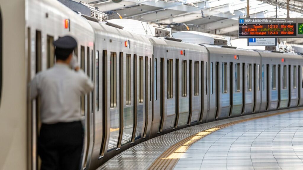 ｢5分の遅延で車掌がおわびする｣のは日本だけ…アフリカ帰りの日本人が実感した｢東京の生きづらさ｣の正体 生活の中から｢余白｣が削り取られている | PRESIDENT Online（プレジデントオンライン）