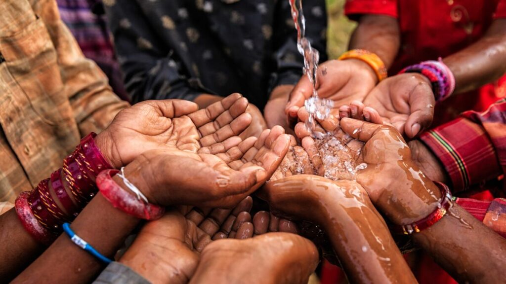 ｢貧しい人たち｣を撮影してカネをもらう…批判された日本人YouTuberがそれでも｢アフリカの貧困｣を配信するワケ ｢中途半端な支援はむしろ害になる｣という不都合な真実 | PRESIDENT Online（プレジデントオンライン）