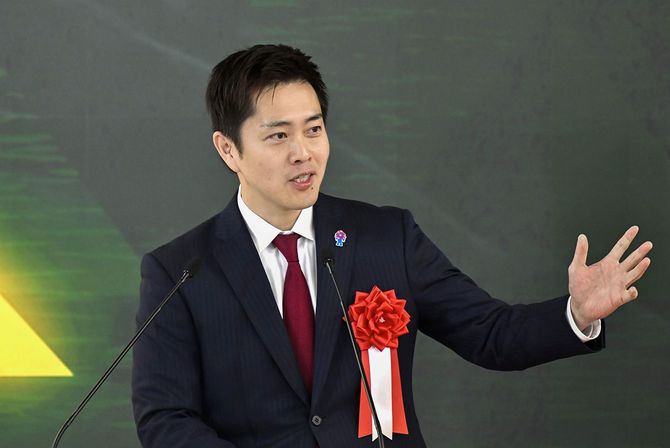 大阪メトロ中央線の新駅「夢洲駅」の開業式典であいさつする大阪府の吉村洋文知事＝2025年1月18日、大阪市此花区