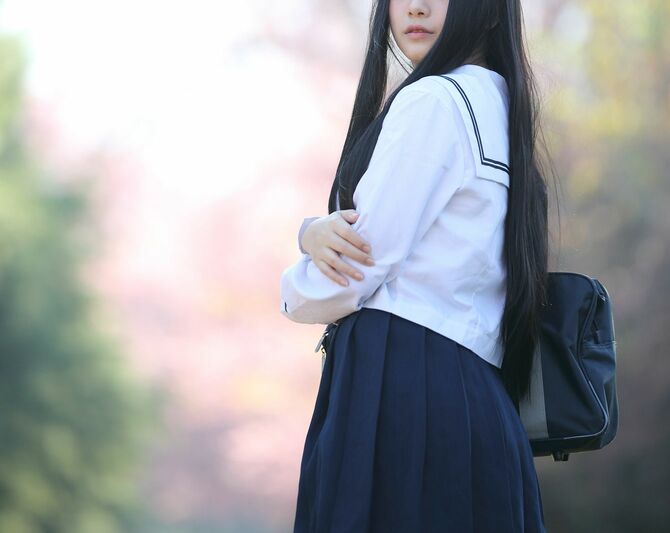制服を着た女子高生