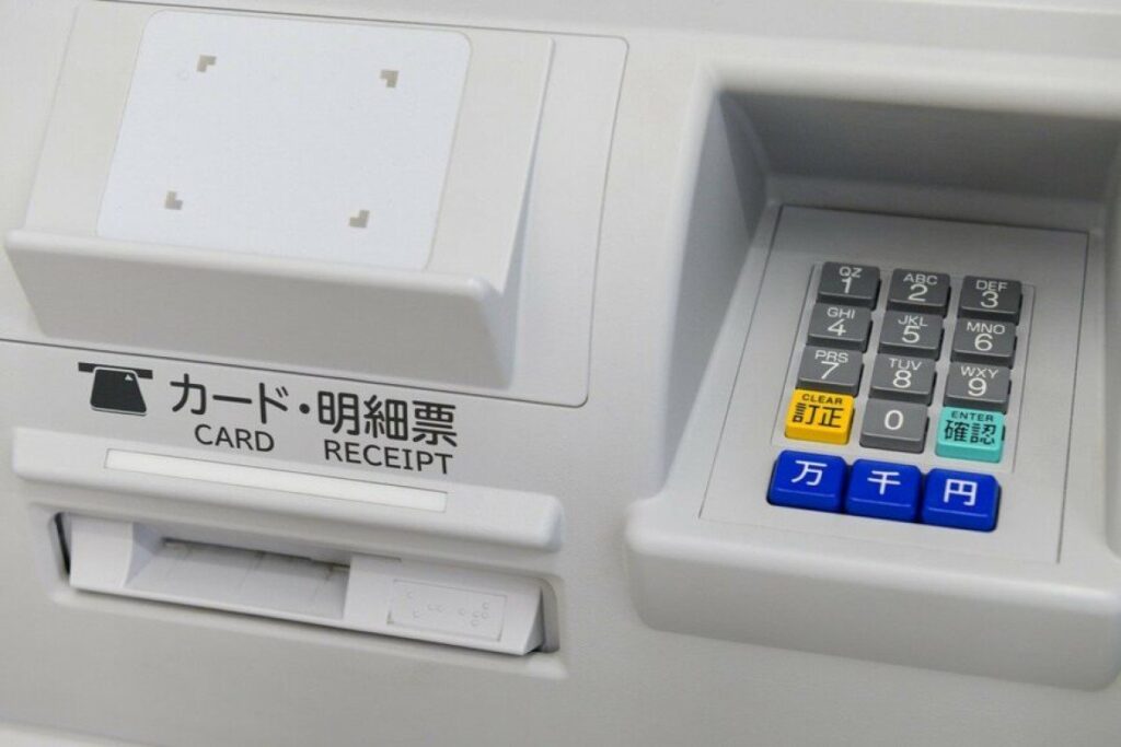 韓国のATMに表示された「まさかの日本語」が話題 上から目線の指示に「声枯れるくらい笑った」 | LIMO | くらしとお金の経済メディア 韓国のATMに表示された「まさかの日本語」が話題 上から目線の指示に「声枯れるくらい笑った」 | LIMO | くらしとお金の経済メディア