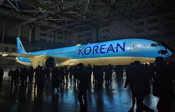 青を基調としたデザインに変わった大韓航空（写真：ロイター/アフロ）
