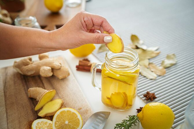 生姜とレモンを入れた水を準備する女性