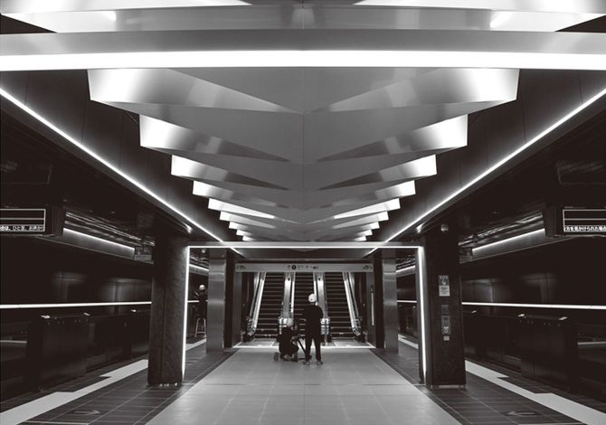 夢洲駅のホーム。天井は折り紙がモチーフという＝2024年10月31日、大阪市此花区