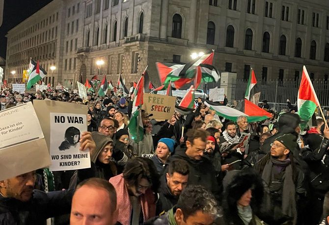 ドイツ・ベルリンで行われた親パレスチナデモ＝2023年11月4日