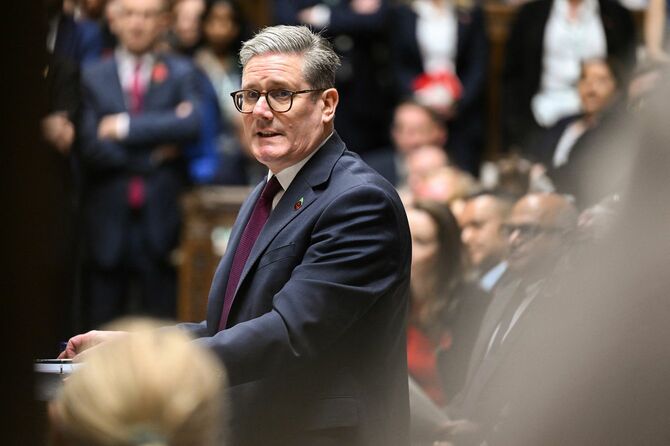 2024年11月6日、ロンドンの下院で毎週行われる首相質問(PMQ)で発言するキア・スターマー英首相。
