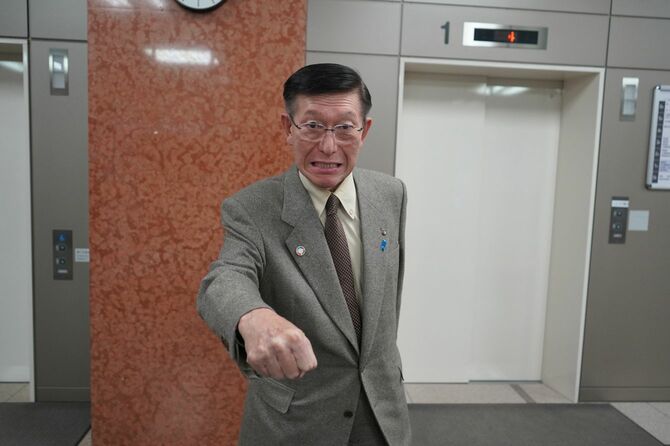 「ガチャン」と電話を切るポーズをする秋田県の佐竹敬久知事