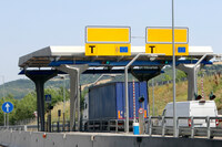 電子料金収受ゲートのみのインターチェンジやランプウェイが増えているのは、日本のETCと同様である。