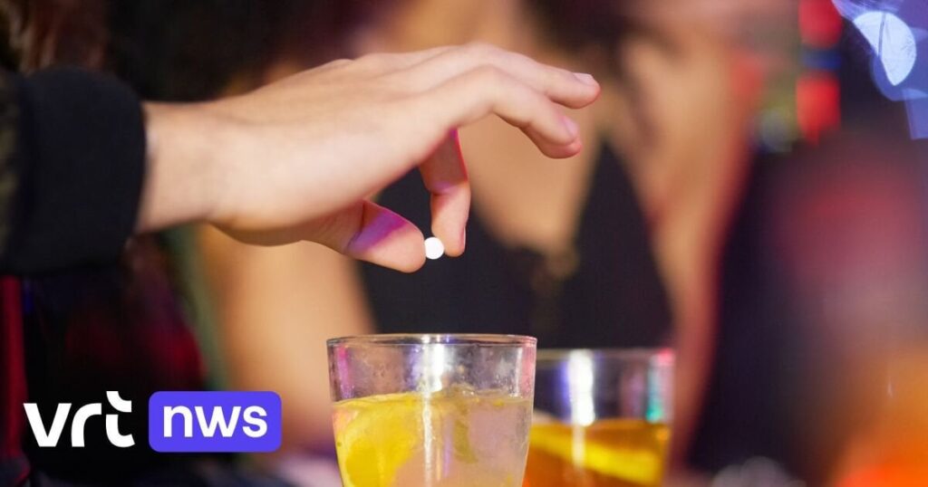 Kortrijkの大規模なスパイクファイルで逮捕されたカフェオペレーターの1人が逮捕され、もう1人はすぐに調査裁判官のために来なければなりません