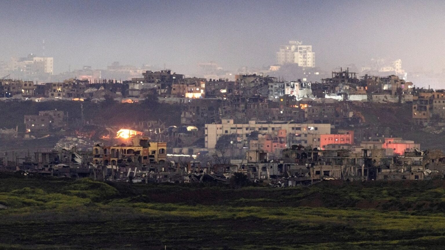 イスラエルは「大規模なストライキ」でガザを襲い、400人以上を殺し、停戦を終わらせる