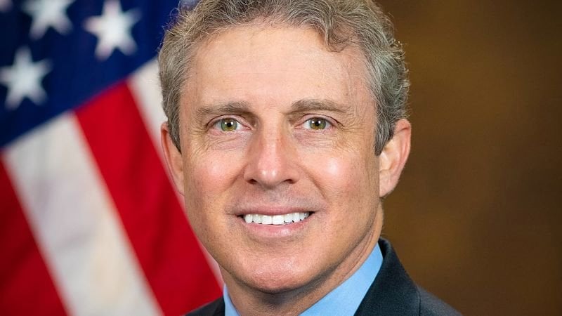 トランプによって解雇された連邦ウォッチドッグエージェンシーの責任者は仕事を続けるべきである、裁判官規則