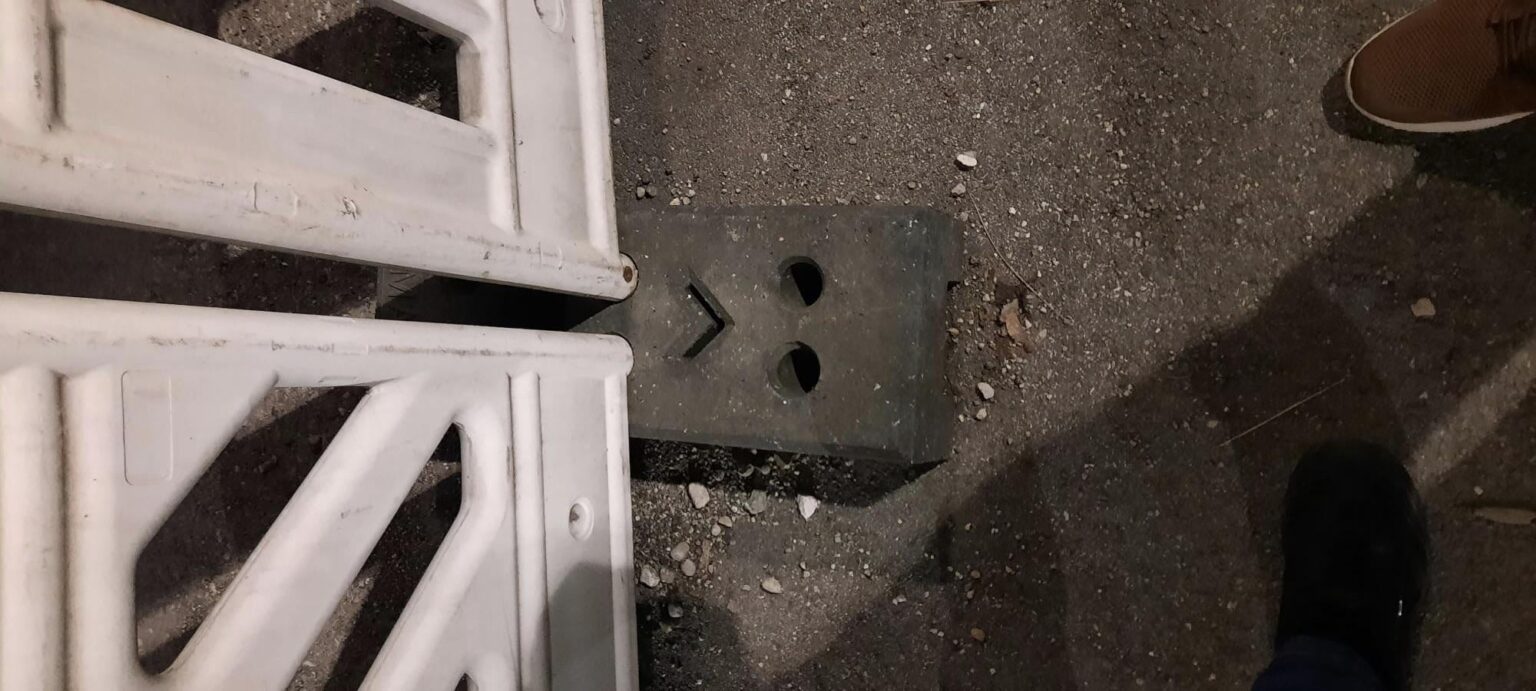 ドイツでは、道路レンガでさえ悲しいです