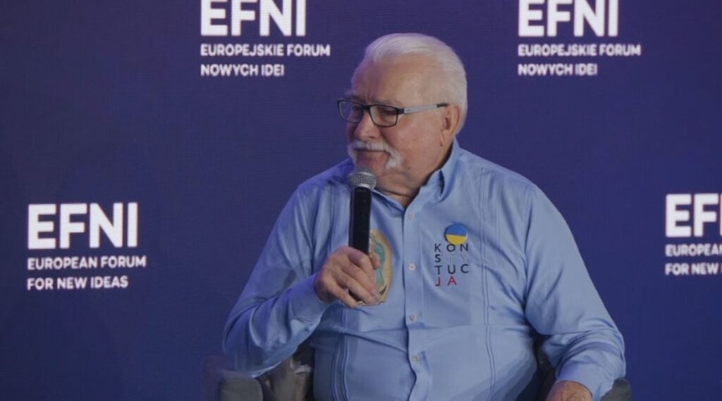 Lech Walesaと他の40人の元冷戦の政治囚は、ホワイトハウスでの会議がポーランドでの共産主義の支配中に政治的尋問を思い出させたと述べたゼレンスキーに対する彼の行動を非難するトランプに手紙を書いた。