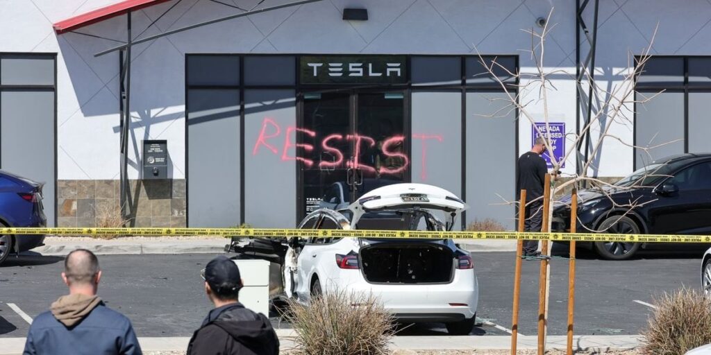 テスラは、会社が国際自動車ショーから追い出された後、別の大きな打撃を与えました
