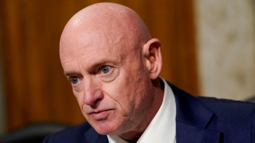 マーク・ケリー上院議員は、ウクライナからホラーストーリーを持ち帰ります