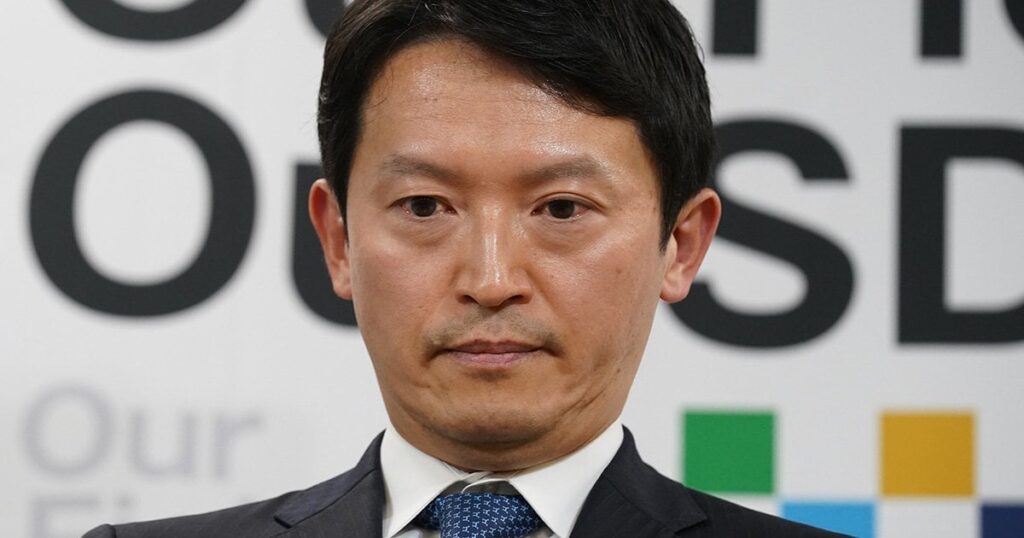 「死者を冒涜するな！」斎藤元彦知事 “パワハラ認定”後初の定例会見で記者が怒りの追及…公用PCの中身言及に怒号
