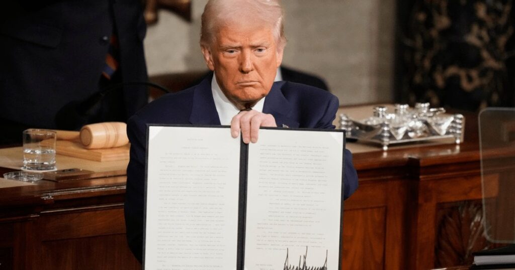 トランプの「英語を話す」命令は、スペイン語で説明されていますそれは、自分で英語をほとんど話せない男による、何千万人ものアメリカ人に対する無意味な攻撃です。