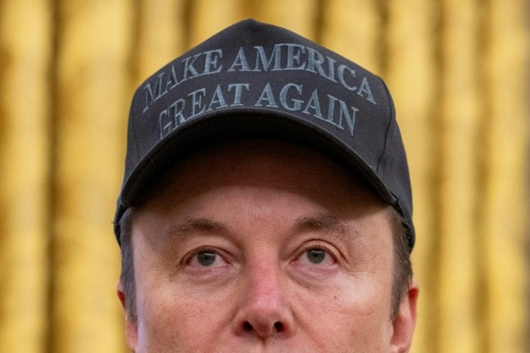ジョージ・ソロスによって資金提供されたエロン・マスク請求組織は、テスラの抗議の責任があります