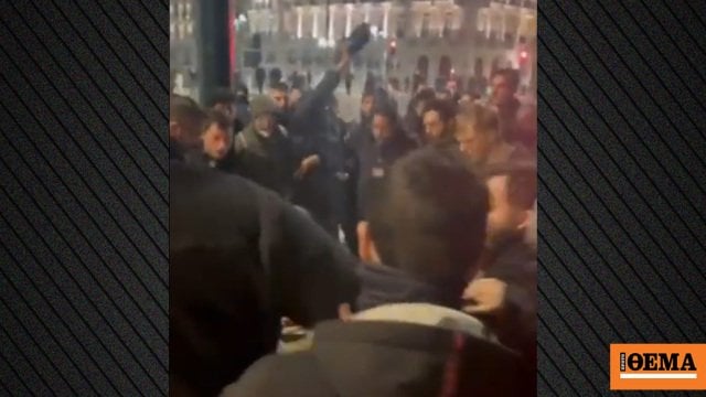 Syntagma Squareのデモンストレーターで15人の野生の攻撃