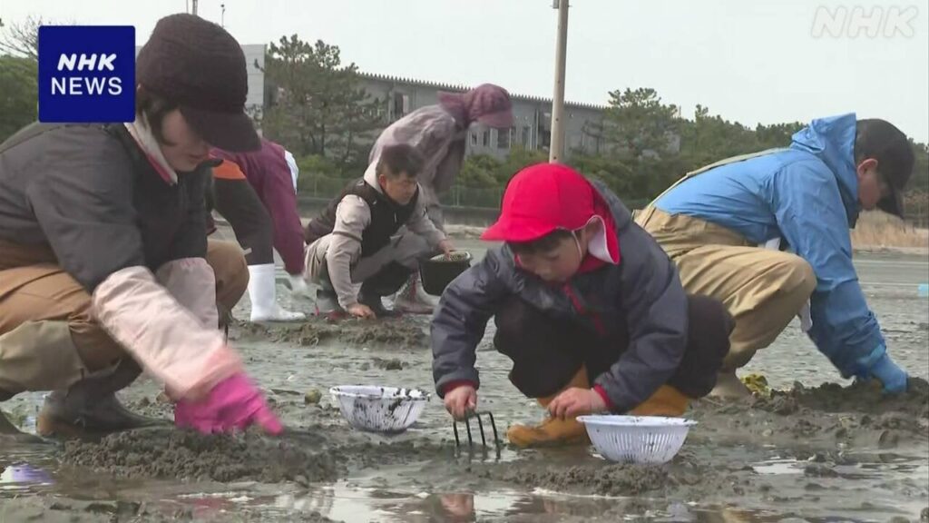 千葉 富津 潮干狩り場きょうオープン 家族連れなどでにぎわう (3/15)