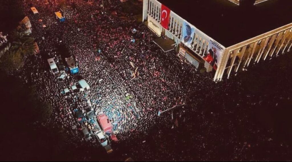 イスタンブールとアンカラでの反エルドアン党のデモンストレーションは今夜続きます
