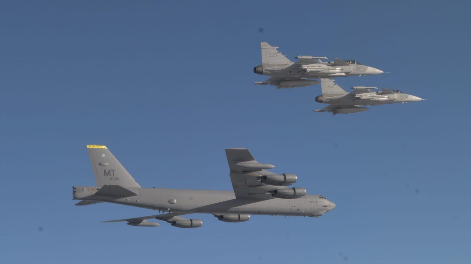 今日、13時、空軍はストックホルムとウプサラを米国爆弾タスクフォースとともに移転しています。フライトは計画された演習の一部であり、ルートは選択されており、SwedenのNATOとのつながりの1年記念日に注意を払っています。