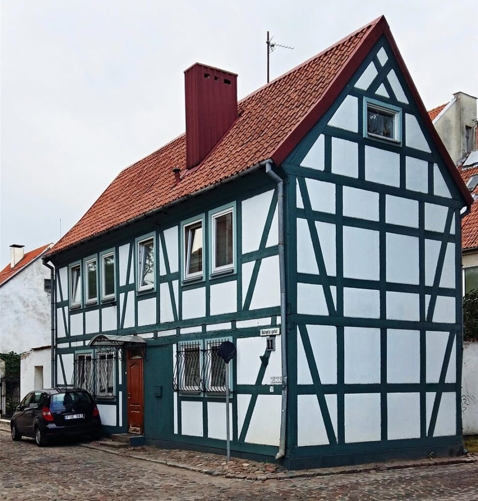 私は、Klaipėdaに多くのハーフ型の（Fachwerk）建物があることに気づき、それらが中世かどうか疑問に思いました。このスタイルを使用して構築することはリトアニアの伝統ですか？