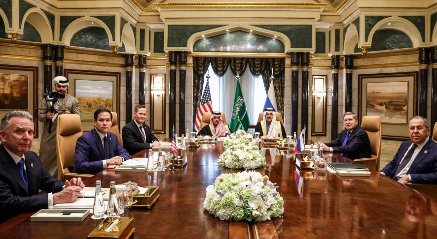 アメリカの戦略的外交降伏。 |戦略的降伏は、常に完全な敗北と職業に直面している州によって採用された政策でした。アメリカはロシアよりも非常に優れており、そのような危険に直面していないため、そうするという決定は不可解です。