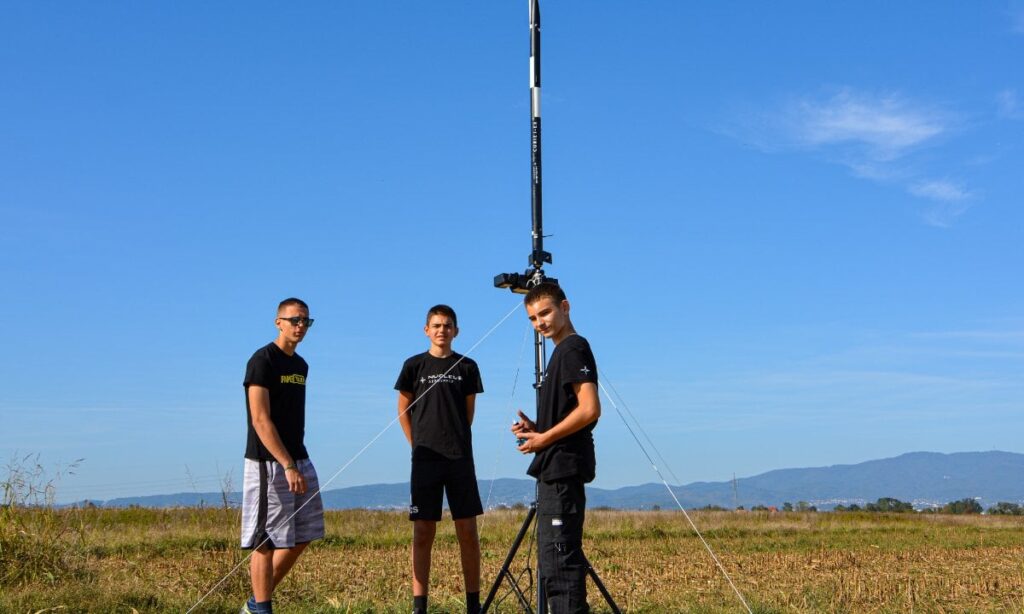 ザグレブの3人の高校生は、750 km/hを走行するロケットを独立して資金提供し、建設し、立ち上げました