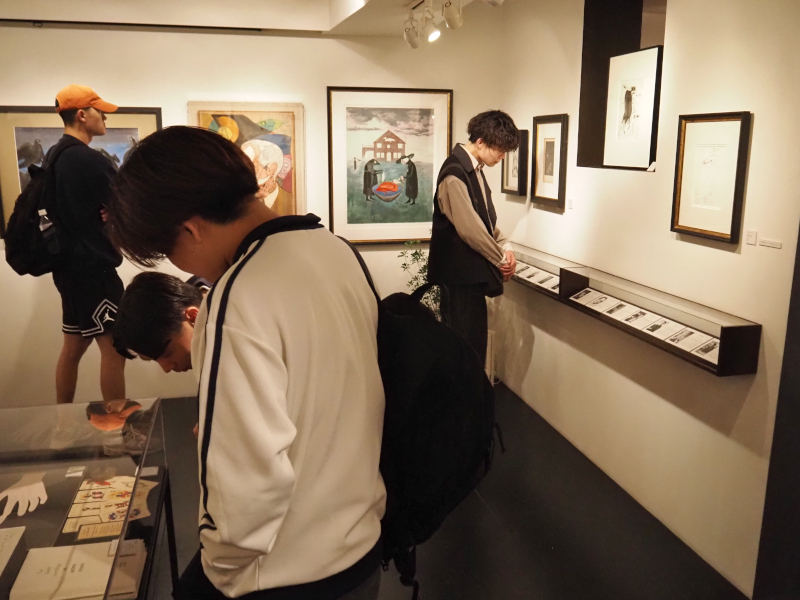 ギャラリー・LIBRAIRIE6で開催された「シュルレアリスム宣言100年展」鑑賞の様子