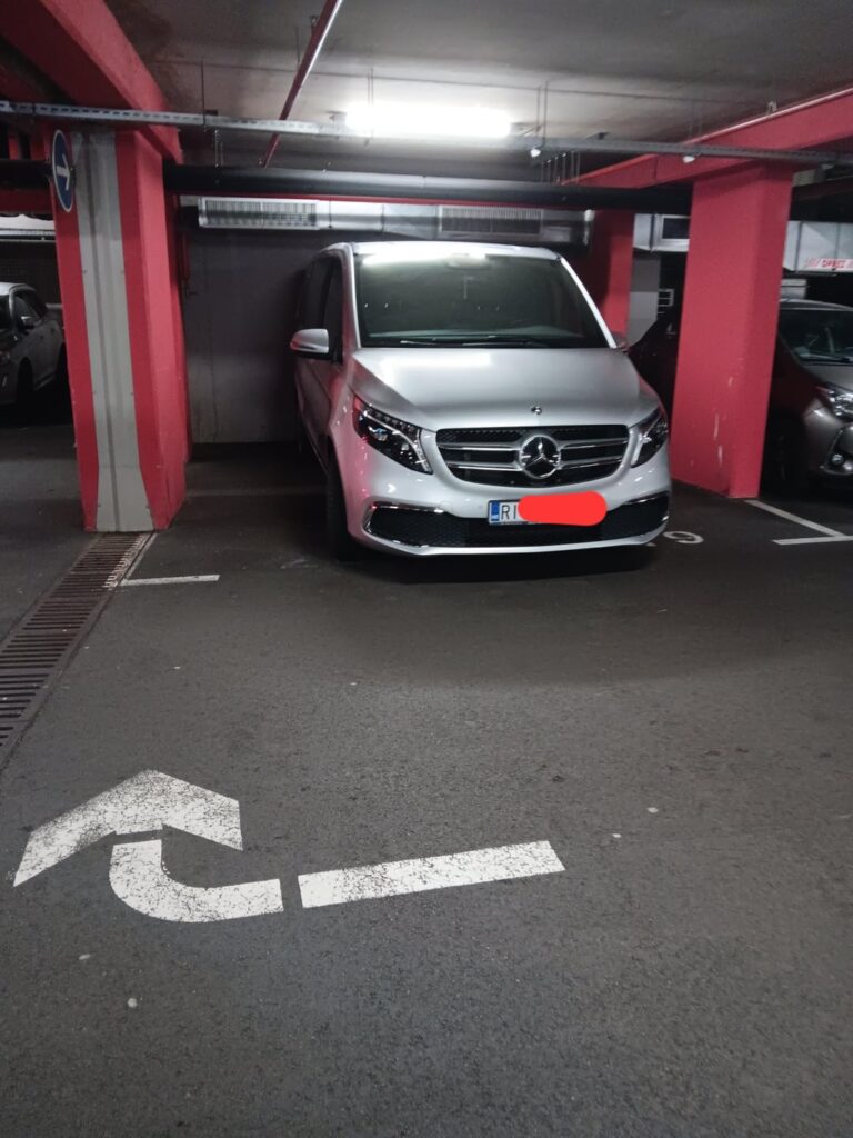 公共のガレージに駐車します