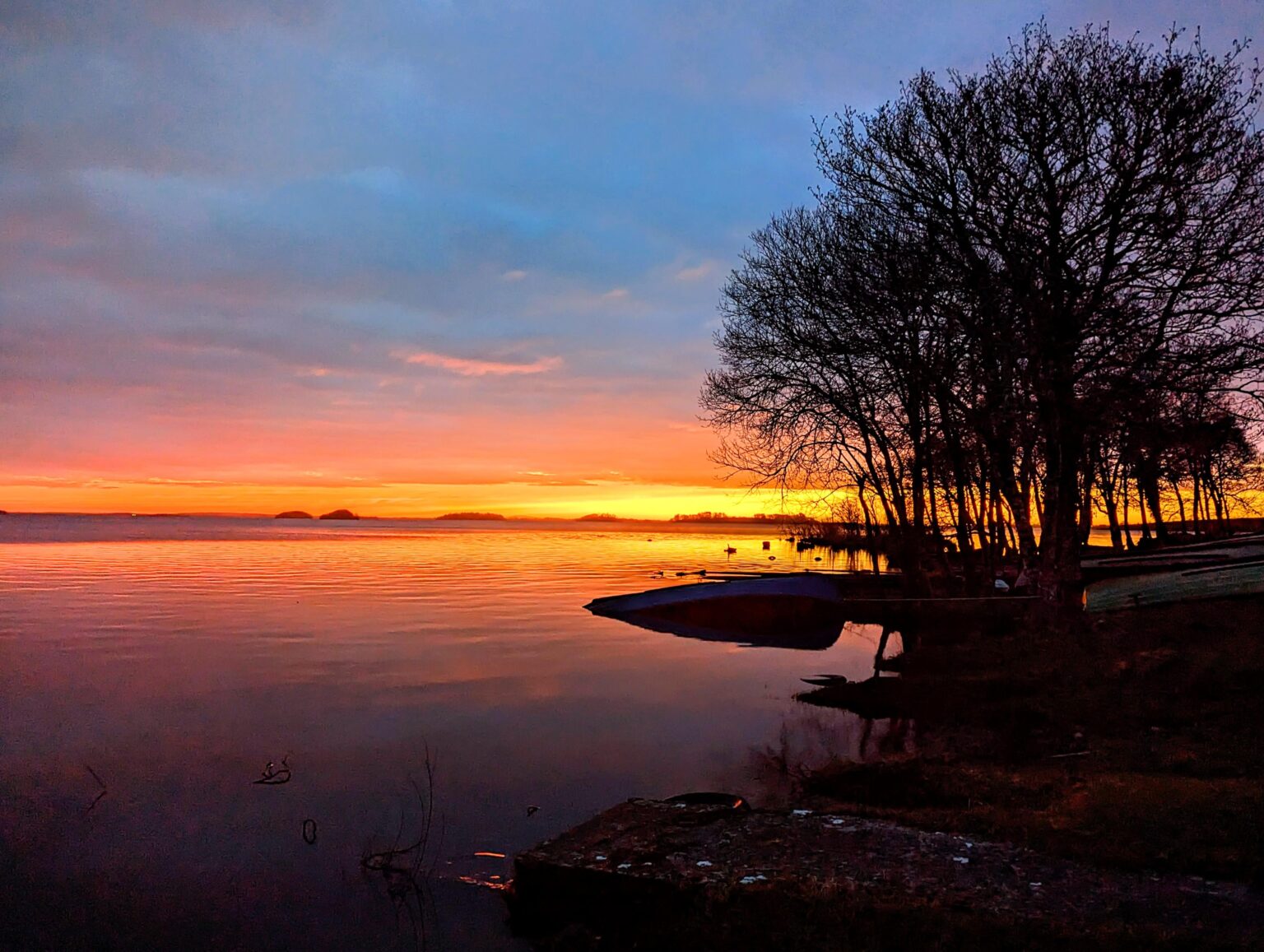 lough corribの上の素敵な日の出