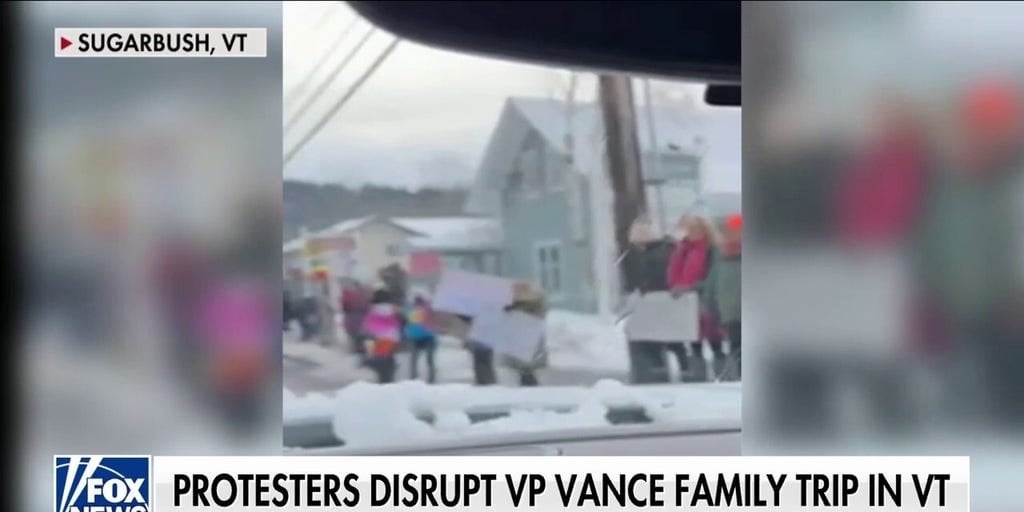デモンストレーターは、ゼレンクシーの紛争に続いてバーモント州でVPヴァンスに抗議します