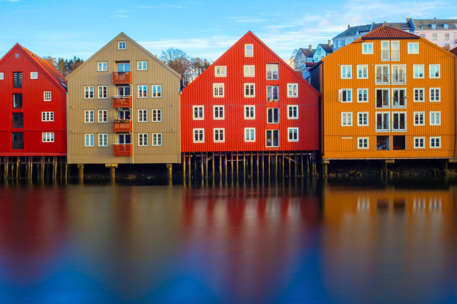 私は多くの国を訪れて世界中を旅しましたが、ノルウェーは依然として最も美しい国です。私は10年前にこの写真を撮りましたが、それはまだ今日の私の心の中で特別な場所を持っています。
