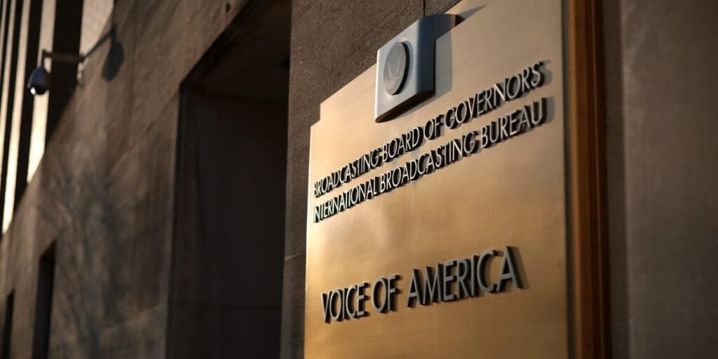 トランプはアメリカの声にプラグを引いていますが、ロシアと中国は政府が資金提供した放送局を放送しています