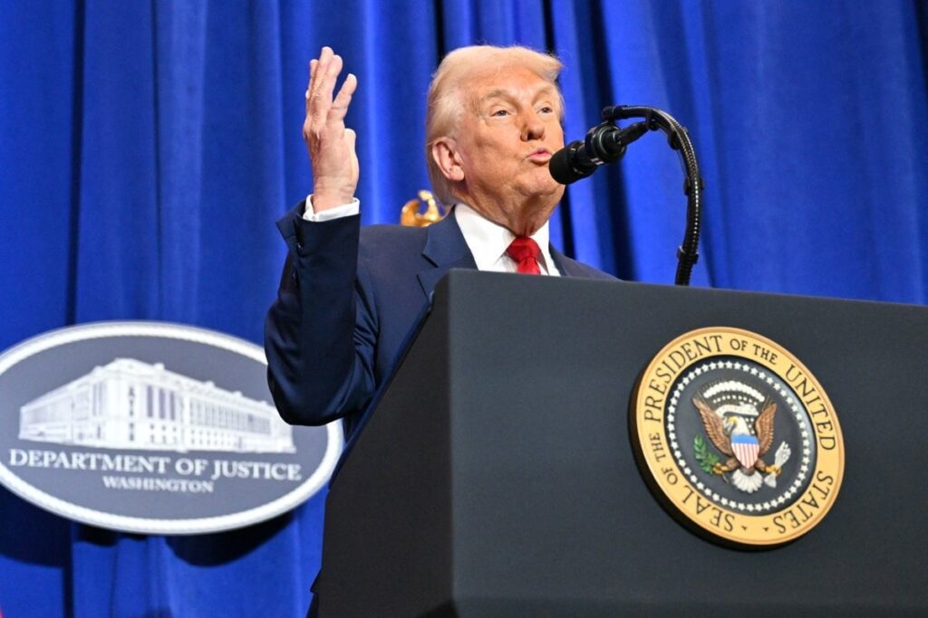 トランプは司法省に、彼の勝利が民主党や報道機関への「遠くの調査」に対する「命令」を与えると伝えます