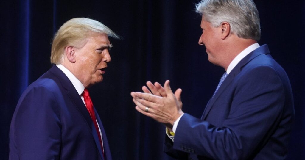 テキサスメガチャーチの牧師で元トランプ顧問のロバート・モリスは、児童性犯罪で起訴されました