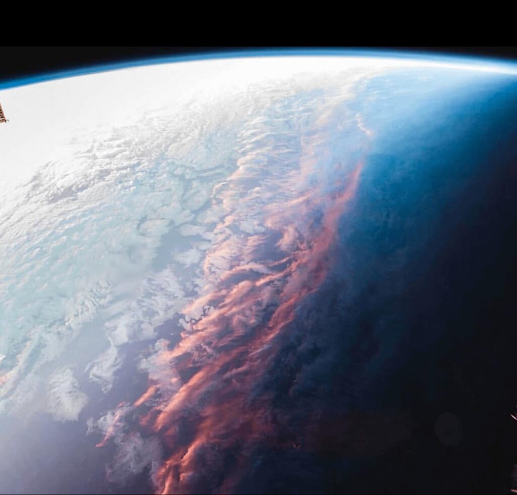 これは、宇宙からの夕日です
