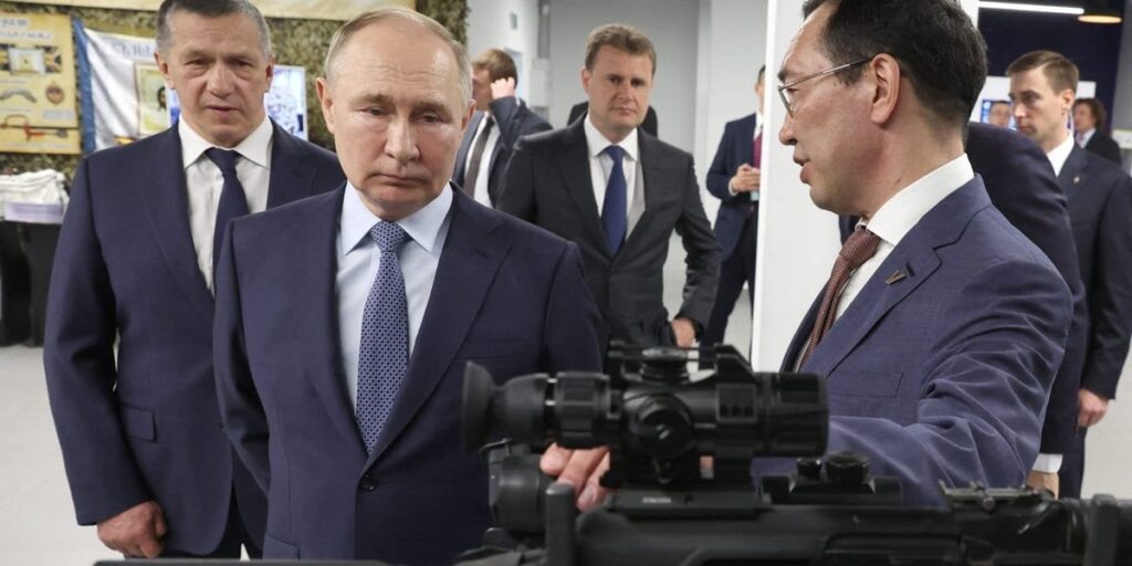 ロシアの武器の輸出は、外国のバイヤーがボルトでボルトを帯びており、ウクライナ戦争がその武器を噛むにつれてバストされています
