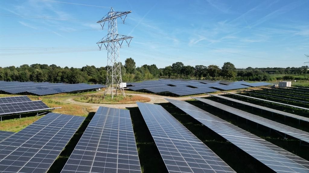 風と太陽からのエネルギーは急速に上昇し、現在は半分以上の電力が再生可能