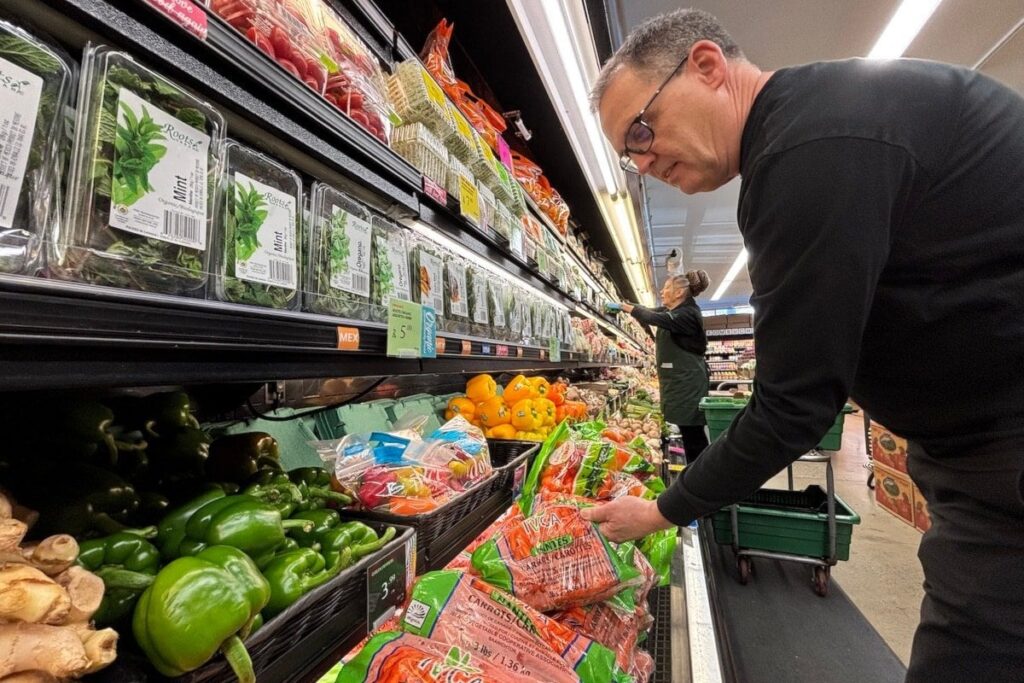 米国のプロデュースは、BCの食料品店で歓迎されています
