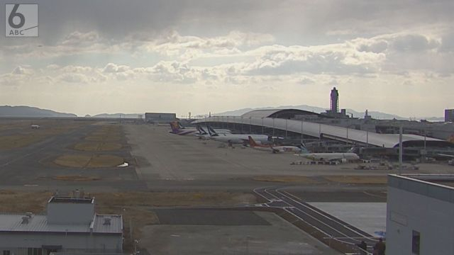 飛行機に乗り遅れ「金返せ」　女性職員を脅迫し顔に”つば”　４１歳男を逮捕　容疑否認