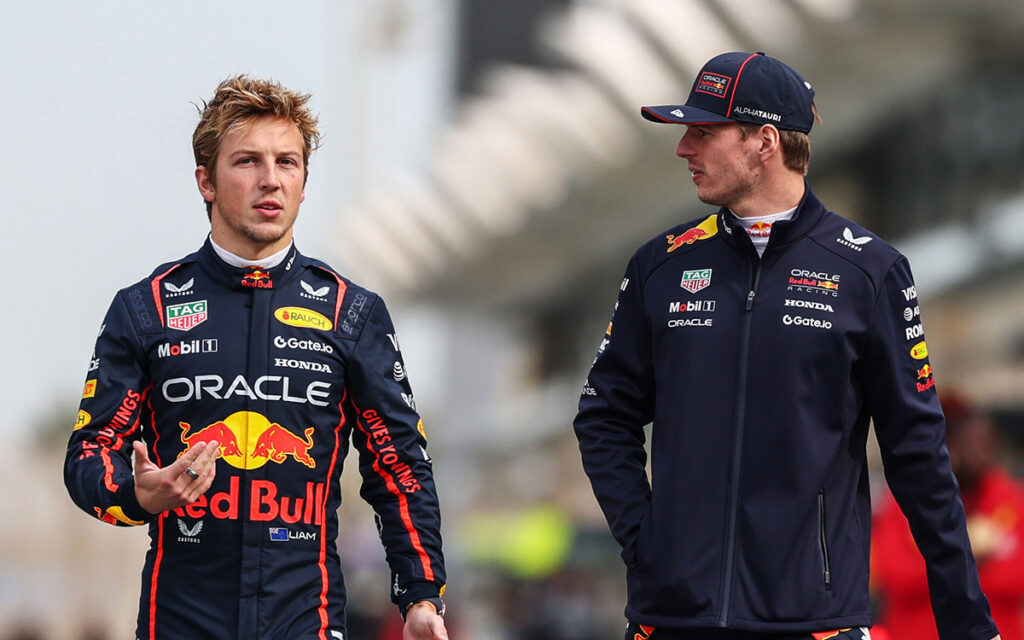 ピットレーンを歩くレッドブル・レーシングのリアム・ローソンとマックス・フェルスタッペン、2025年2月26日(水) F1プレシーズンテスト初日（バーレーン・インターナショナル・サーキット）