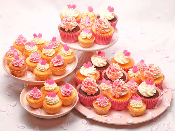 英国レシピのカップケーキ専門店「ベラズカップケーキ」のカラフルでかわいいカップケーキイメージ