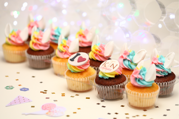 英国レシピのカップケーキ専門店「ベラズカップケーキ」高輪ゲートウェイシティのまちびらきを記念した「高輪ラッキーバニーカップケーキ12個セット」イメージ