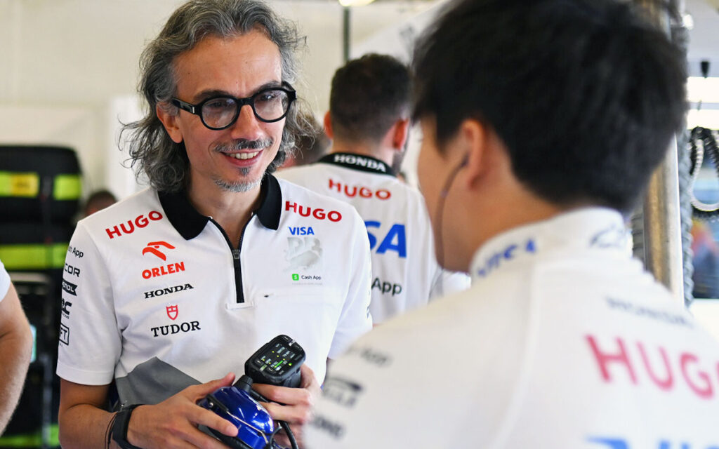 誰もが角田裕毅を欲しがるはず—メキーズ代表が見据える”光景”、F1移籍市場の注目株に? | Formula1-Data / F1情報・ニュース速報解説 ガレージ内で話をするローラン・メキーズ(RBフォーミュラ1 チーム代表)と角田裕毅、2024年10月18日(金) F1アメリカGPフリー走行&スプリント予選(サーキット・オブ・ジ・アメリカズ)